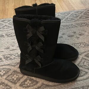 UGG-Kookaburras by UGG short boots DONATED